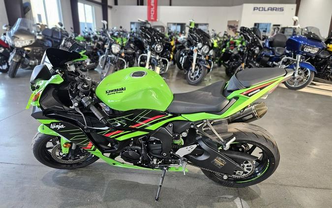 2024 Kawasaki Ninja® ZX™-6R ABS Pearl Robotic White/Metallic Graphite Gray