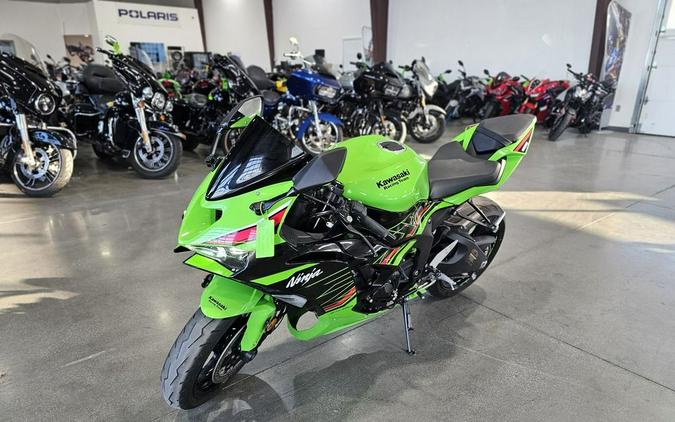 2024 Kawasaki Ninja® ZX™-6R ABS Pearl Robotic White/Metallic Graphite Gray