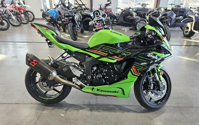 2024 Kawasaki Ninja® ZX™-6R ABS Pearl Robotic White/Metallic Graphite Gray