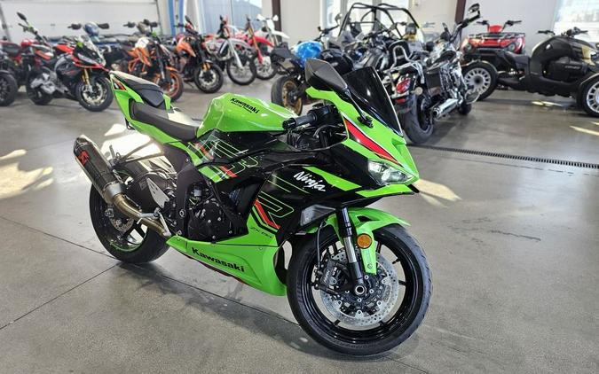 2024 Kawasaki Ninja® ZX™-6R ABS Pearl Robotic White/Metallic Graphite Gray