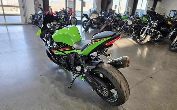 2024 Kawasaki Ninja® ZX™-6R ABS Pearl Robotic White/Metallic Graphite Gray