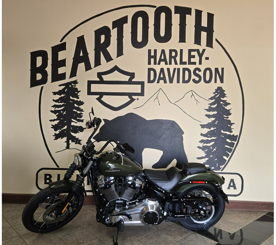 2026 Harley-Davidson® Street Bob® Olive Steel Metallic Chrome Laced Wheels