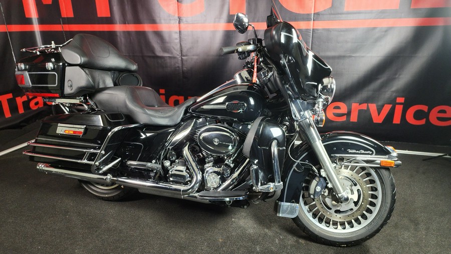 2011 Harley-Davidson® FLHTCU