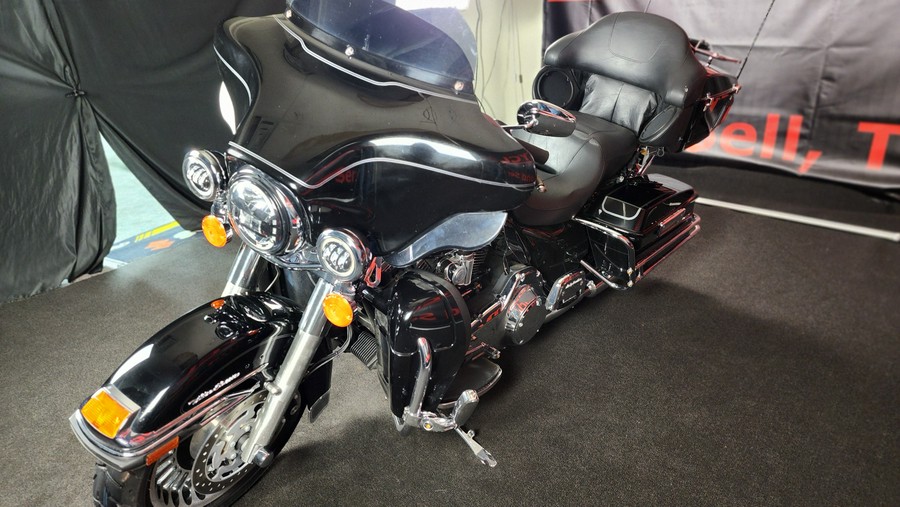 2011 Harley-Davidson® FLHTCU