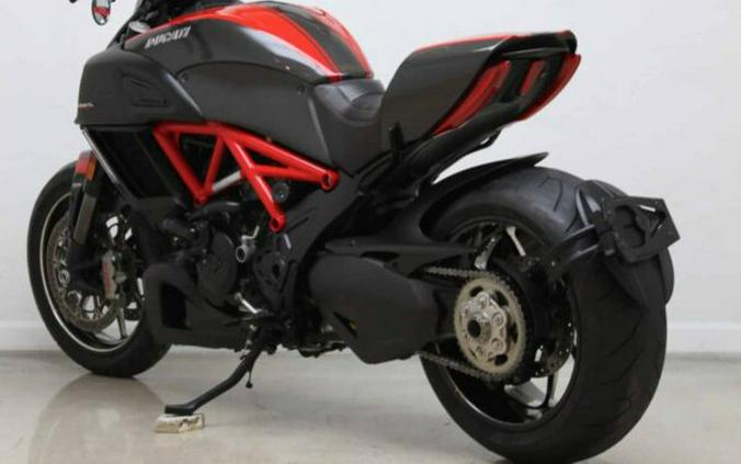 2015 DUCATI DIAVEL CARBON RED – BLACK / RED