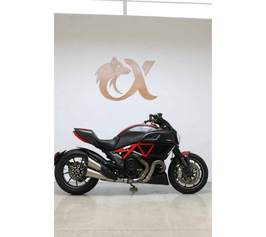 2015 DUCATI DIAVEL CARBON RED – BLACK / RED