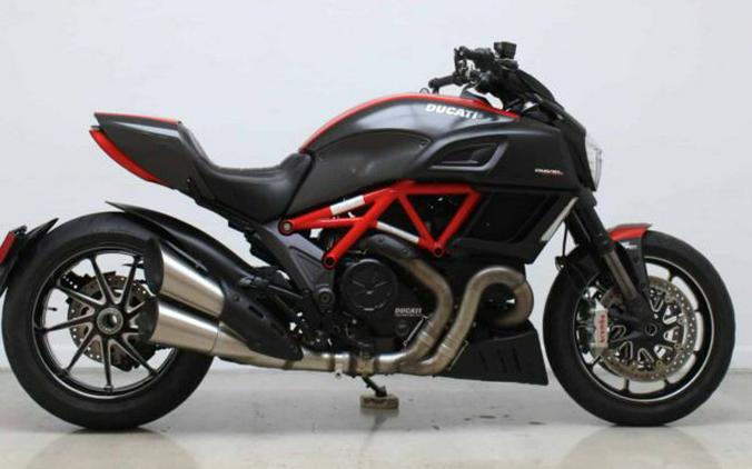 2015 DUCATI DIAVEL CARBON RED – BLACK / RED