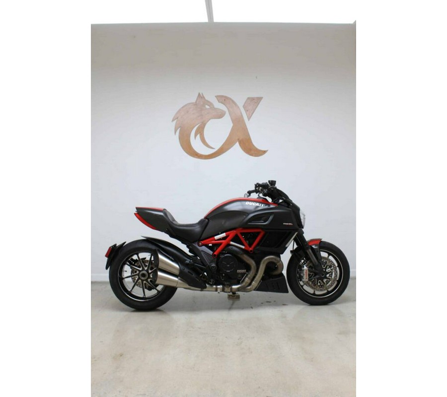 2015 DUCATI DIAVEL CARBON RED – BLACK / RED