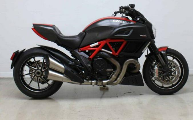 2015 DUCATI DIAVEL CARBON RED – BLACK / RED