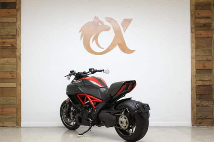 2015 DUCATI DIAVEL CARBON RED – BLACK / RED