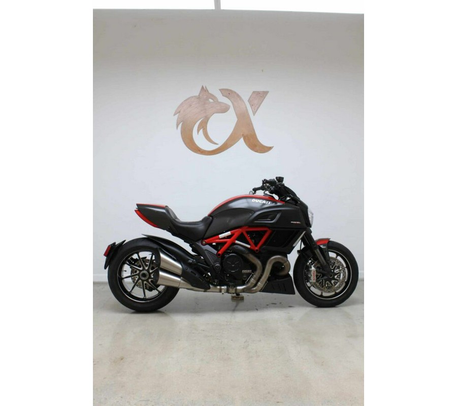 2015 DUCATI DIAVEL CARBON RED – BLACK / RED