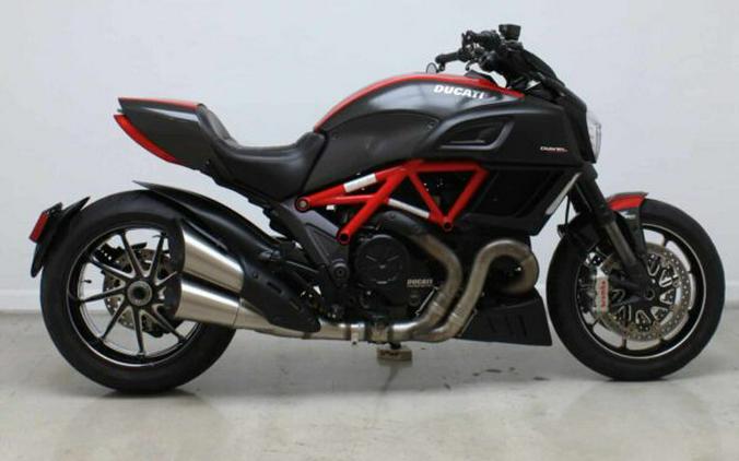 2015 DUCATI DIAVEL CARBON RED – BLACK / RED