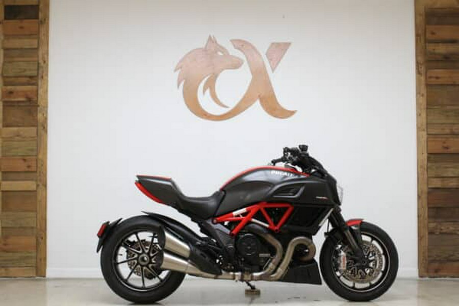 2015 DUCATI DIAVEL CARBON RED – BLACK / RED