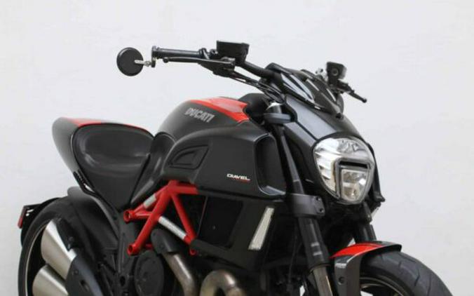 2015 DUCATI DIAVEL CARBON RED – BLACK / RED