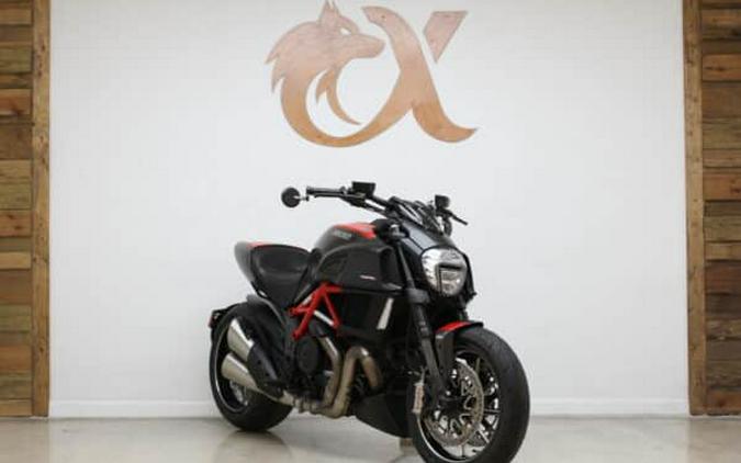 2015 DUCATI DIAVEL CARBON RED – BLACK / RED