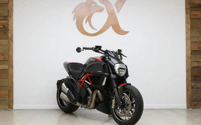 2015 DUCATI DIAVEL CARBON RED – BLACK / RED