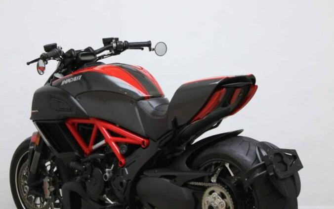 2015 DUCATI DIAVEL CARBON RED – BLACK / RED