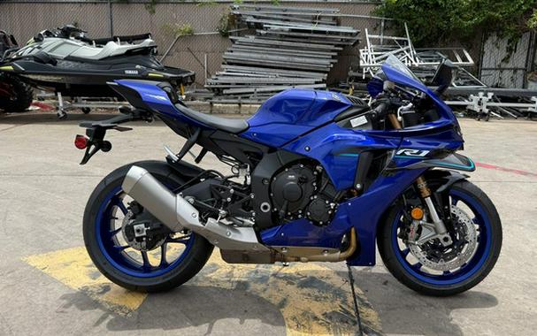 Yamaha Introduces the New 2025 R1 Race and R1 GYTR (Bike Reports) (News)
