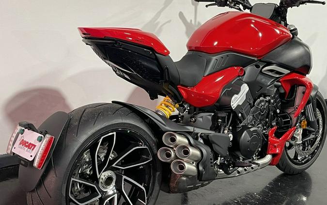 2024 Ducati Diavel V4 Red