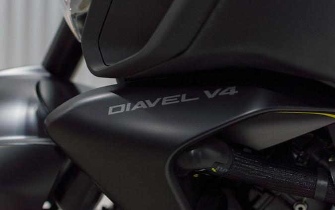 2026 Ducati Diavel V4 Black Roadster