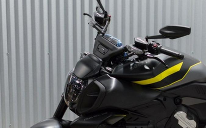 2026 Ducati Diavel V4 Black Roadster