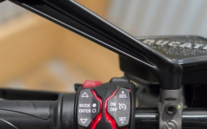 2026 Ducati Diavel V4 Black Roadster