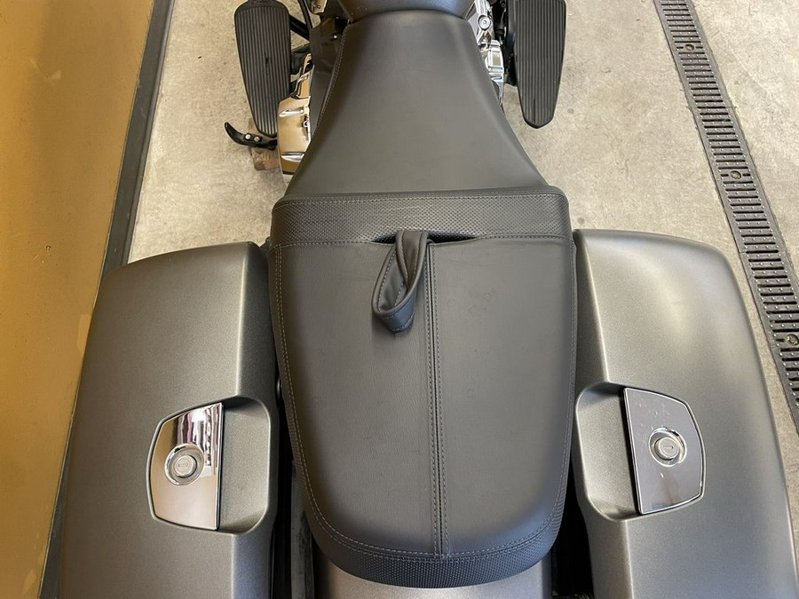 2021 Indian Motorcycle® Challenger® Titanium Smoke