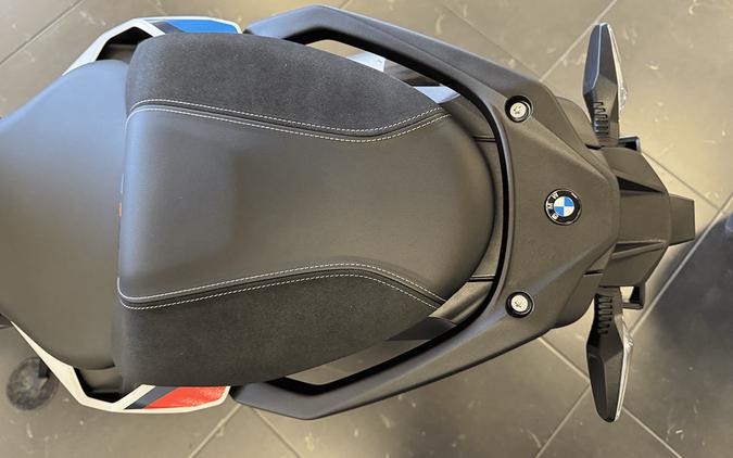 2026 BMW M1000XR