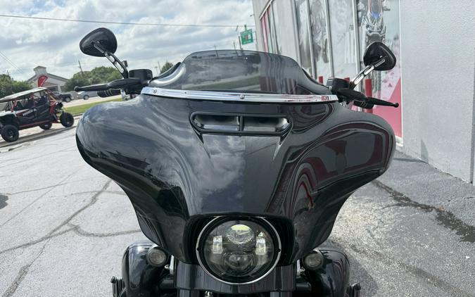2017 Harley-Davidson® FLHXS FLHXSE - 61113C