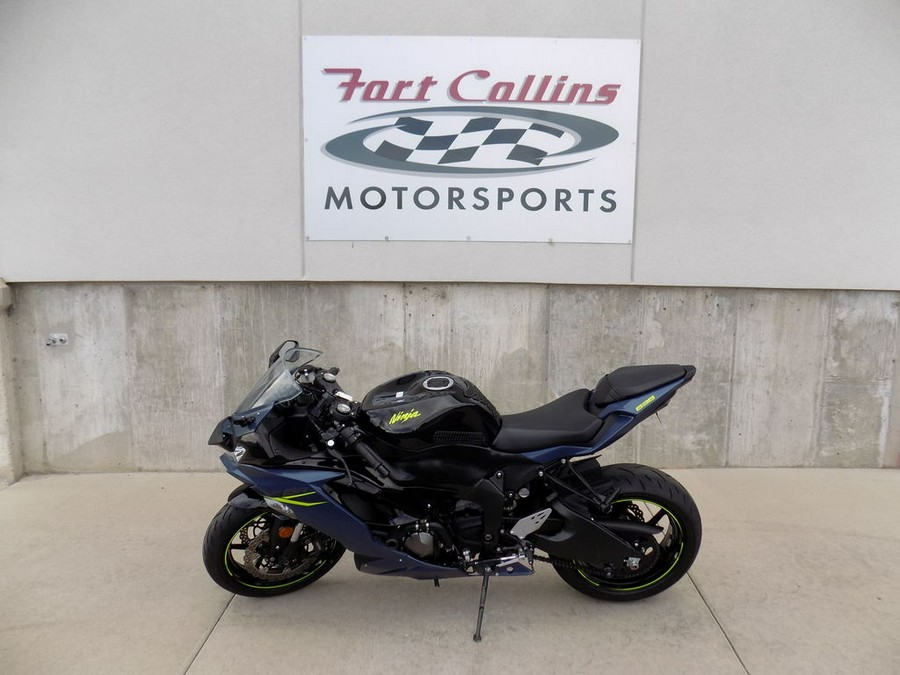 2023 Kawasaki Ninja® ZX™-6R Metallic Matte Graphenesteel Gray/Diablo Black