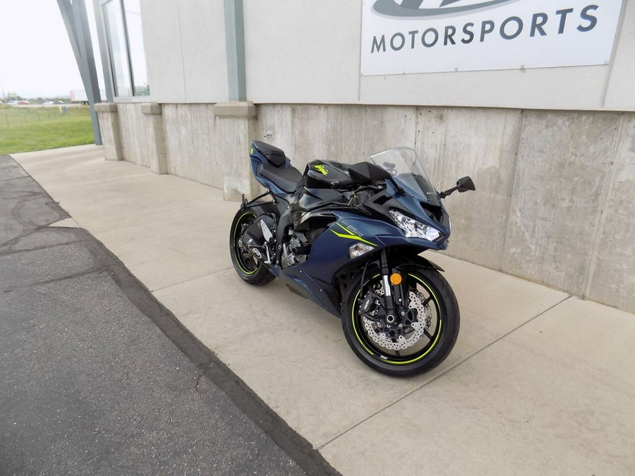 2023 Kawasaki Ninja® ZX™-6R Metallic Matte Graphenesteel Gray/Diablo Black