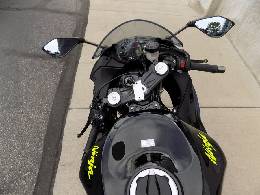 2023 Kawasaki Ninja® ZX™-6R Metallic Matte Graphenesteel Gray/Diablo Black