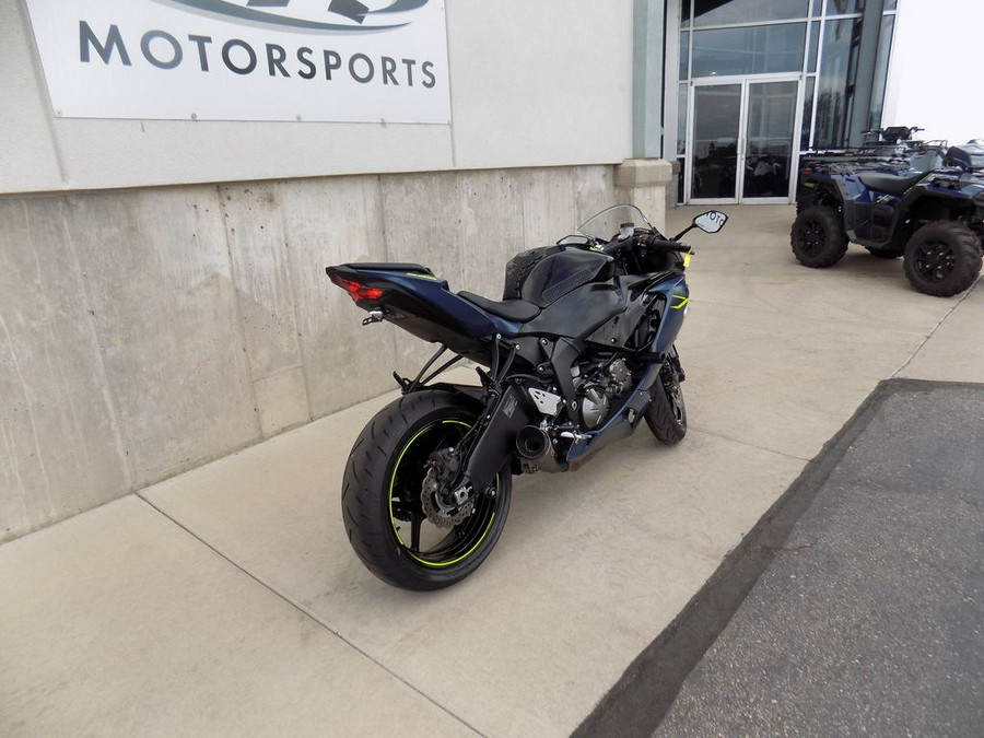 2023 Kawasaki Ninja® ZX™-6R Metallic Matte Graphenesteel Gray/Diablo Black