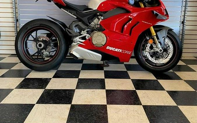2019 Ducati Panigale V4 R First Ride Review: https://t.co/xCaS9N01QY...