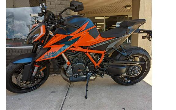 2020 KTM 1290 Super Duke R Review (19 Fast Facts)