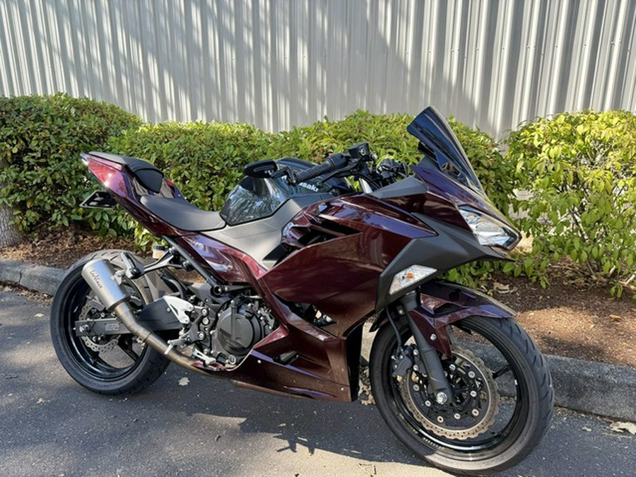 2022 Kawasaki Ninja 400 Metallic Carbon Gray/Metallic Flat Spar
