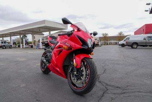 We Ride the 2017 Suzuki GSX-R1000