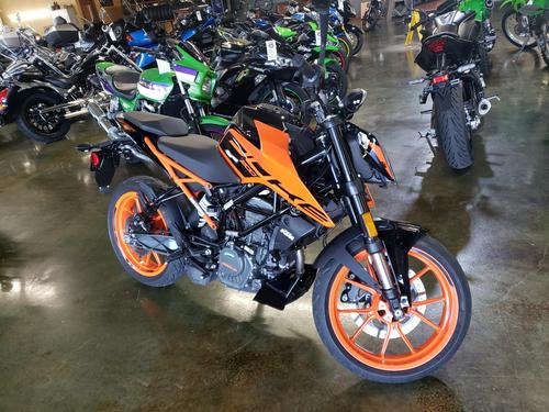 2020 KTM 200 Duke Review: Urban Motorcycle (15 Fast Facts)