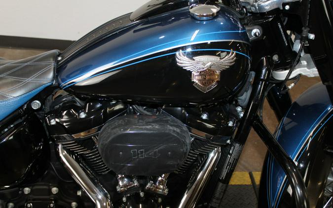 Harley-Davidson® 115th Anniversary Heritage Classic 114 2018 FLHCSANV 052724T LGNDBLUSNGL/BLK