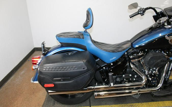 Harley-Davidson® 115th Anniversary Heritage Classic 114 2018 FLHCSANV 052724T LGNDBLUSNGL/BLK