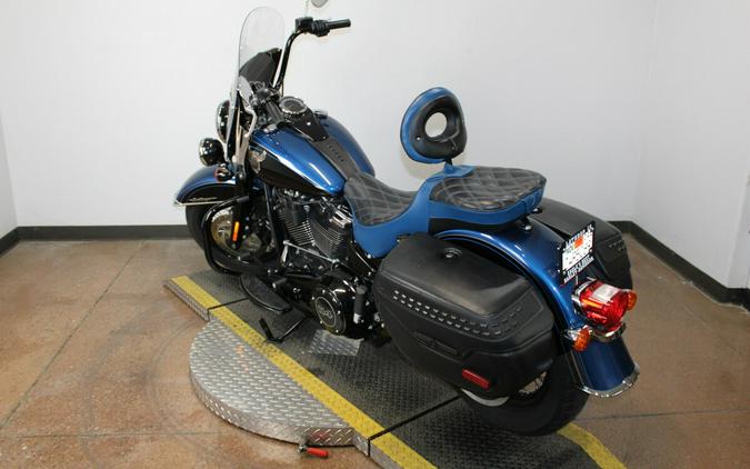 Harley-Davidson® 115th Anniversary Heritage Classic 114 2018 FLHCSANV 052724T LGNDBLUSNGL/BLK