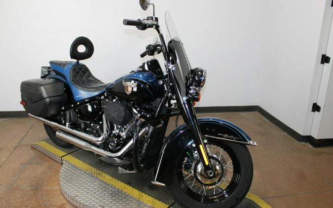 Harley-Davidson® 115th Anniversary Heritage Classic 114 2018 FLHCSANV 052724T LGNDBLUSNGL/BLK