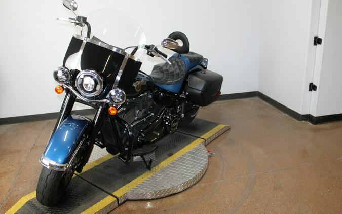 Harley-Davidson® 115th Anniversary Heritage Classic 114 2018 FLHCSANV 052724T LGNDBLUSNGL/BLK