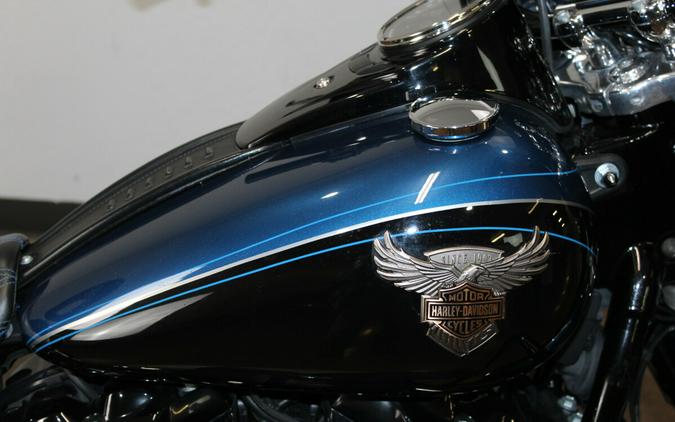 Harley-Davidson® 115th Anniversary Heritage Classic 114 2018 FLHCSANV 052724T LGNDBLUSNGL/BLK