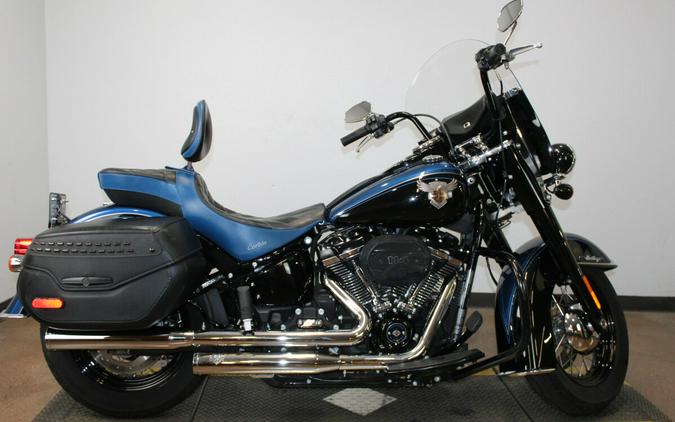 Harley-Davidson® 115th Anniversary Heritage Classic 114 2018 FLHCSANV 052724T LGNDBLUSNGL/BLK