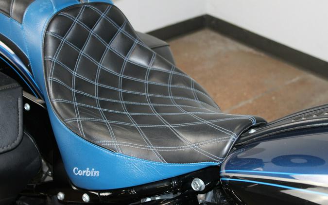 Harley-Davidson® 115th Anniversary Heritage Classic 114 2018 FLHCSANV 052724T LGNDBLUSNGL/BLK