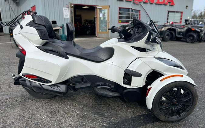 2018 Can-Am® Spyder® RT 6-speed semi-automatic with reverse (SE6)