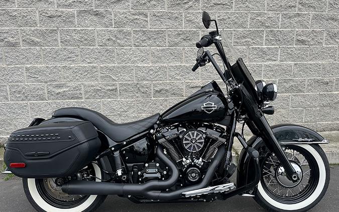 Harley-Davidson® Heritage Classic 114 2020 FLHCS 065550T BLACK W/PINSTRIPE