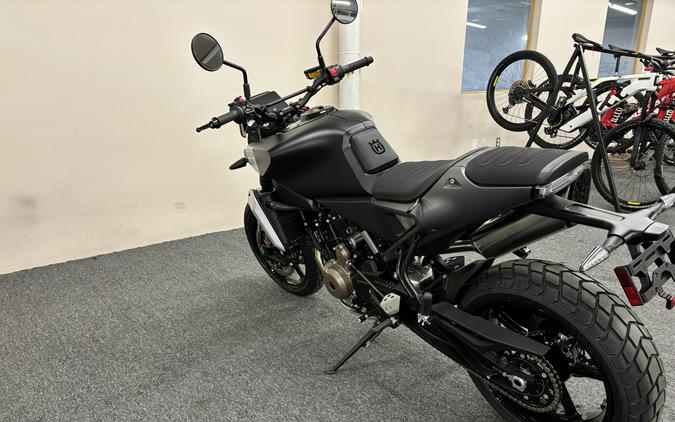 2025 Husqvarna Svartpilen 801