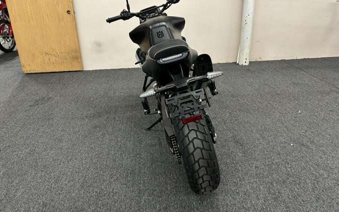 2025 Husqvarna Svartpilen 801